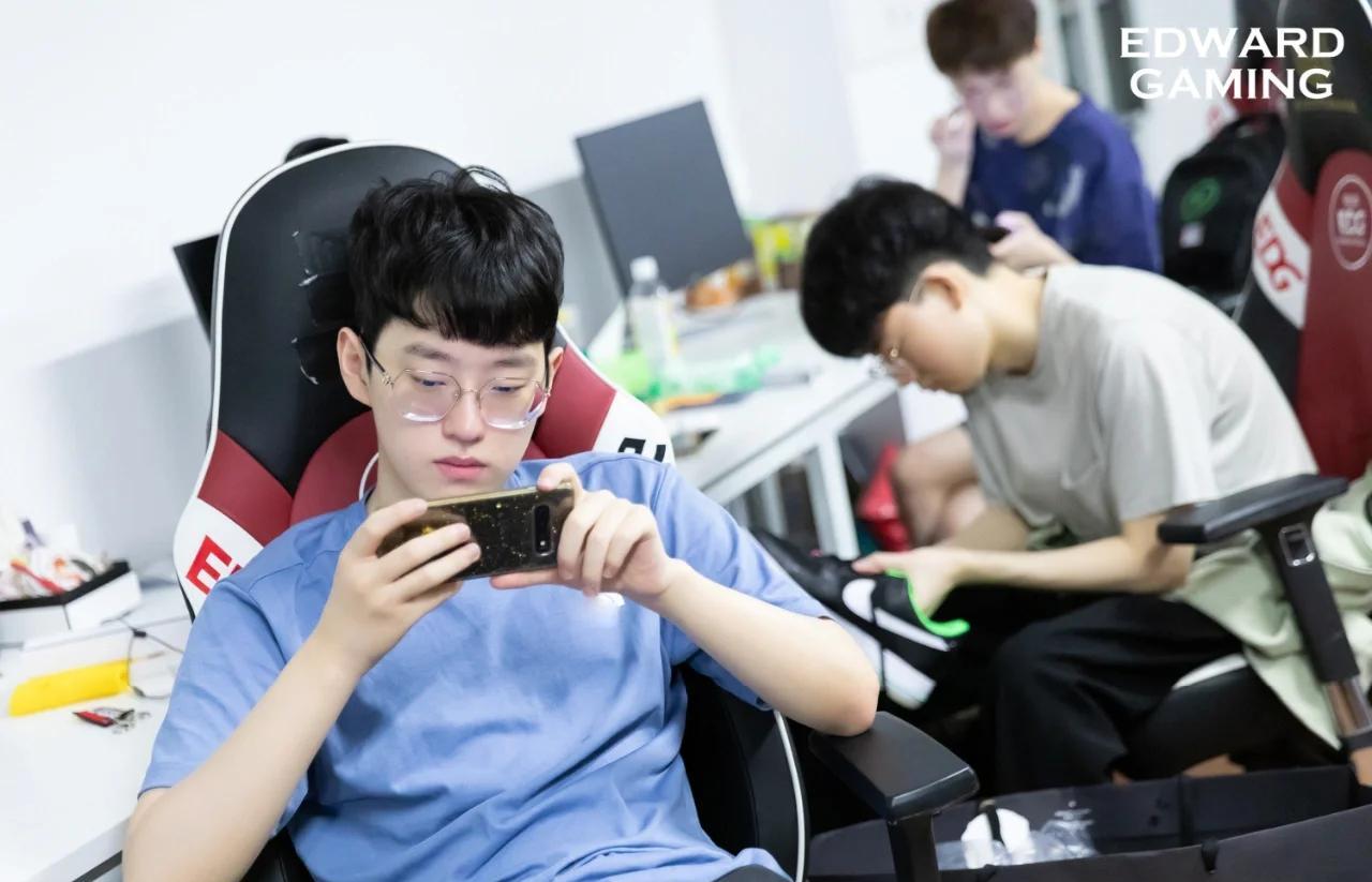 Scout回归赛场，挺进下一轮首场状态亮眼，G2观众沸腾！